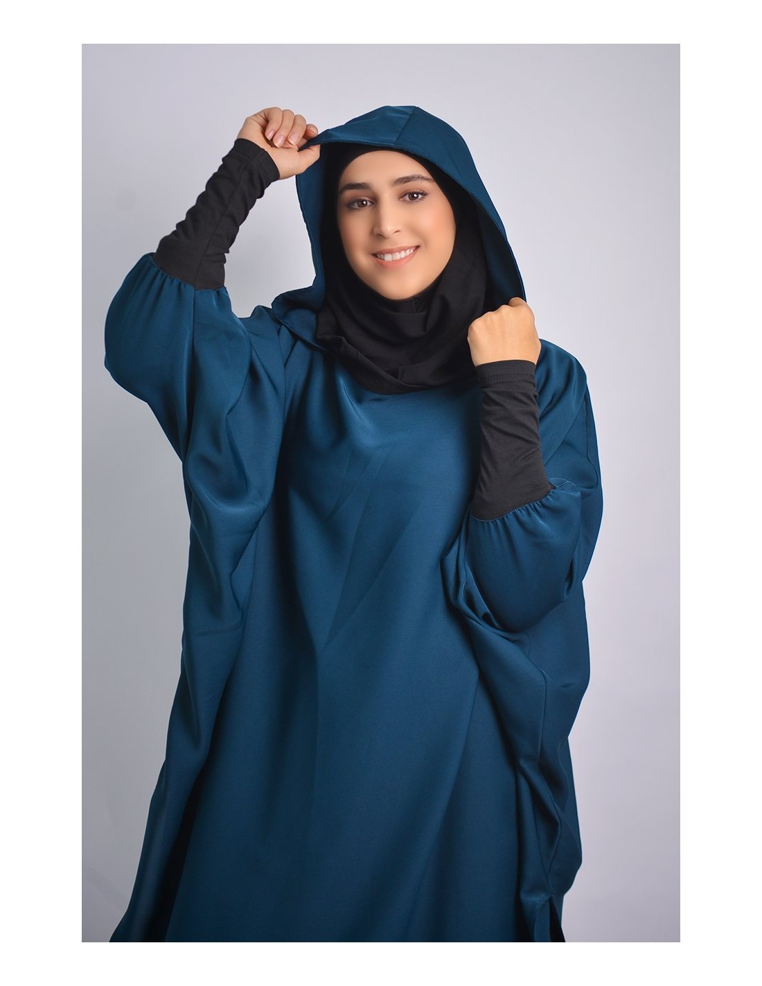 Túnica joven: hiyab y capucha incorporada