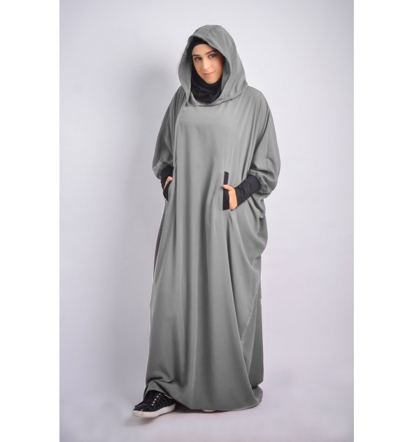 Abaya Young integró el hiyab y la capucha