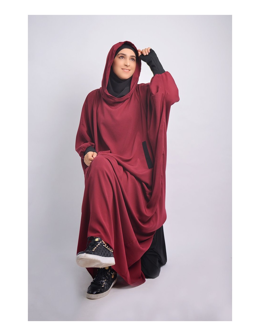 Abaya Young integró el hiyab y la capucha