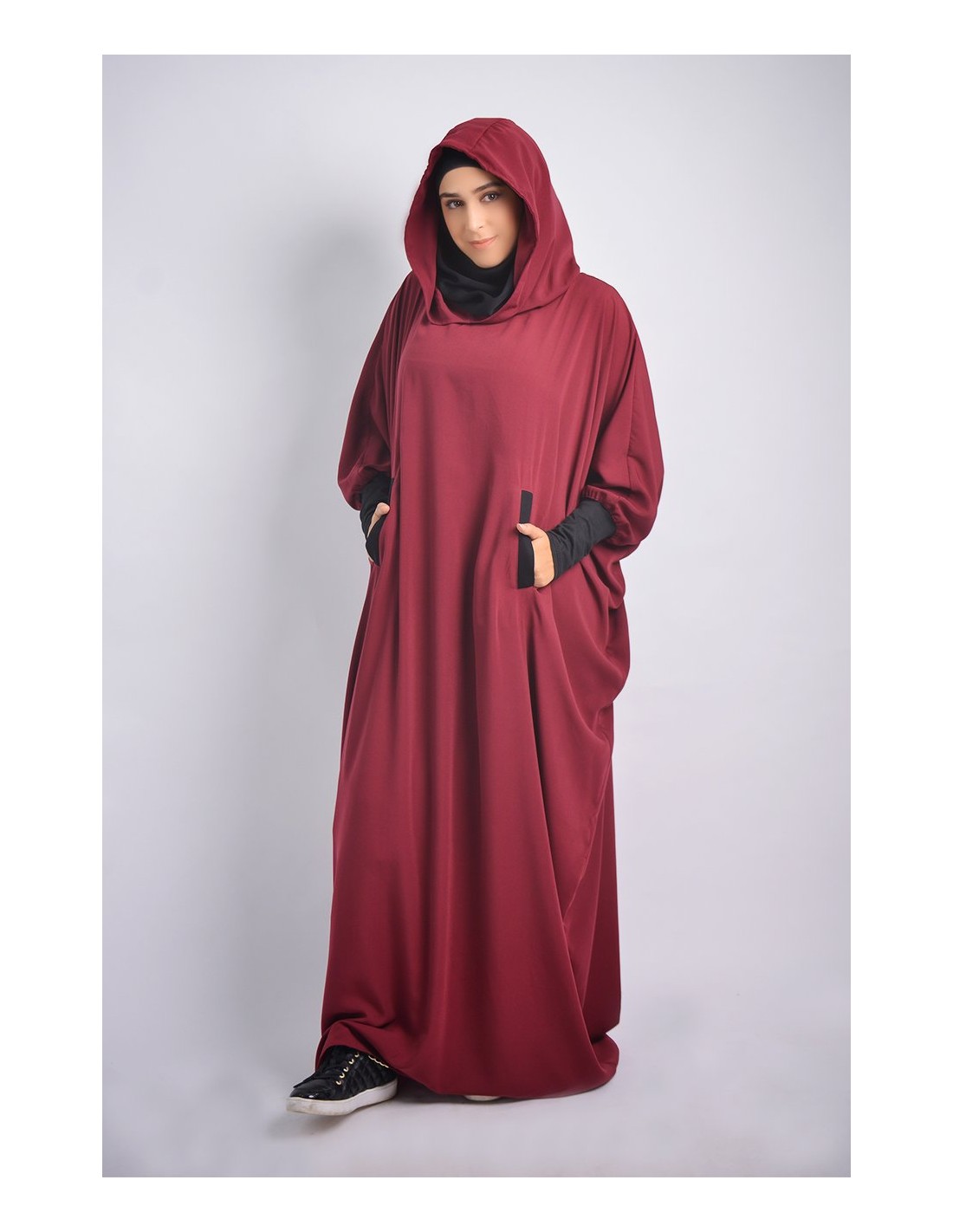 Abaya Young integró el hiyab y la capucha