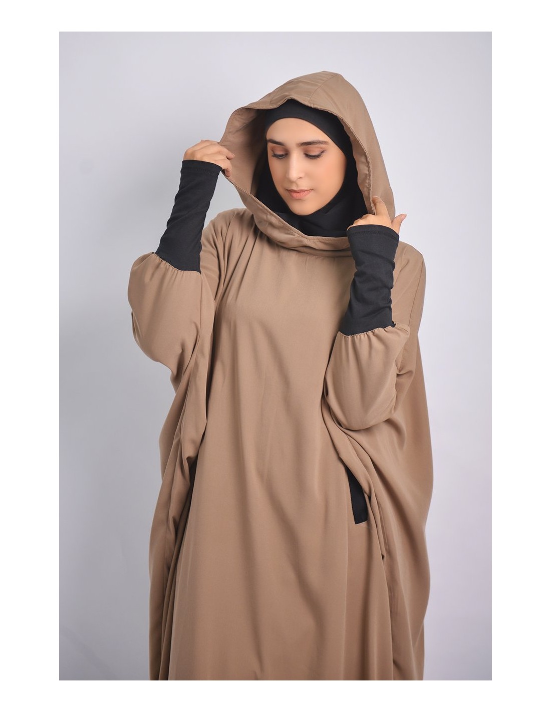Abaya Young integró el hiyab y la capucha
