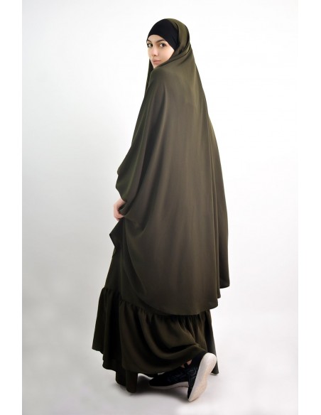 Jilbab al baida con el ceño fruncido