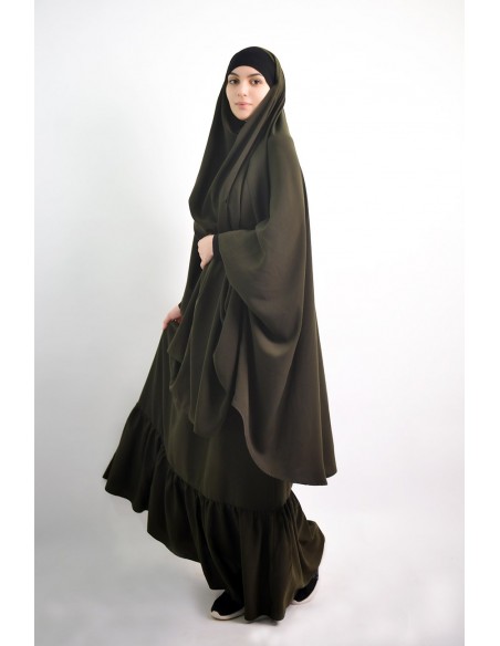 Jilbab al baida con el ceño fruncido