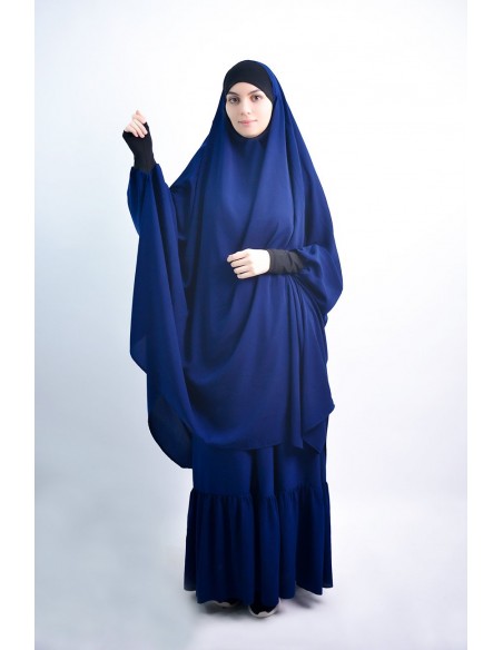 Jilbab al baida con el ceño fruncido
