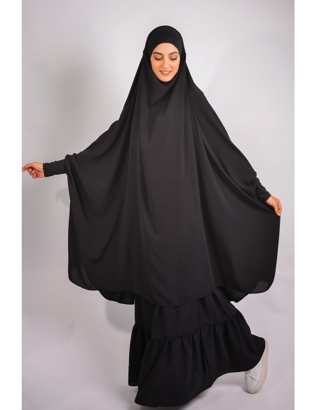 Jilbab al baida con el ceño fruncido