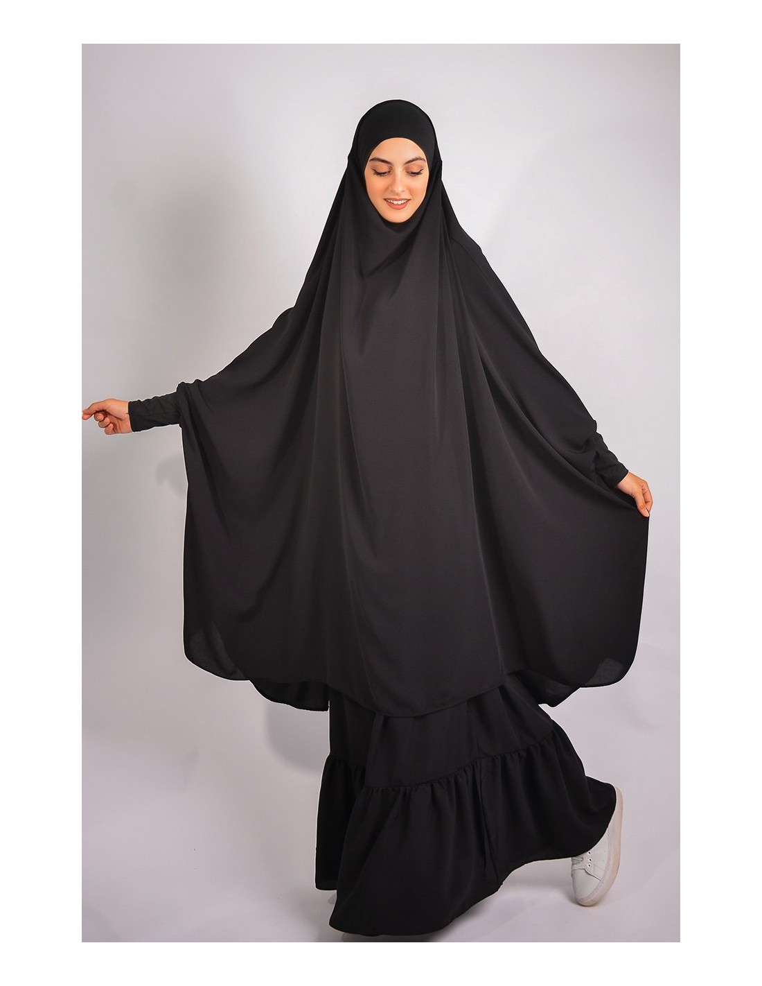 Jilbab al baida con el ceño fruncido
