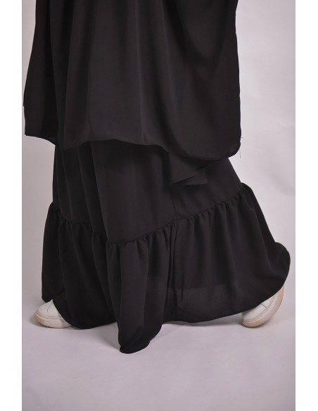 Jilbab al baida con el ceño fruncido