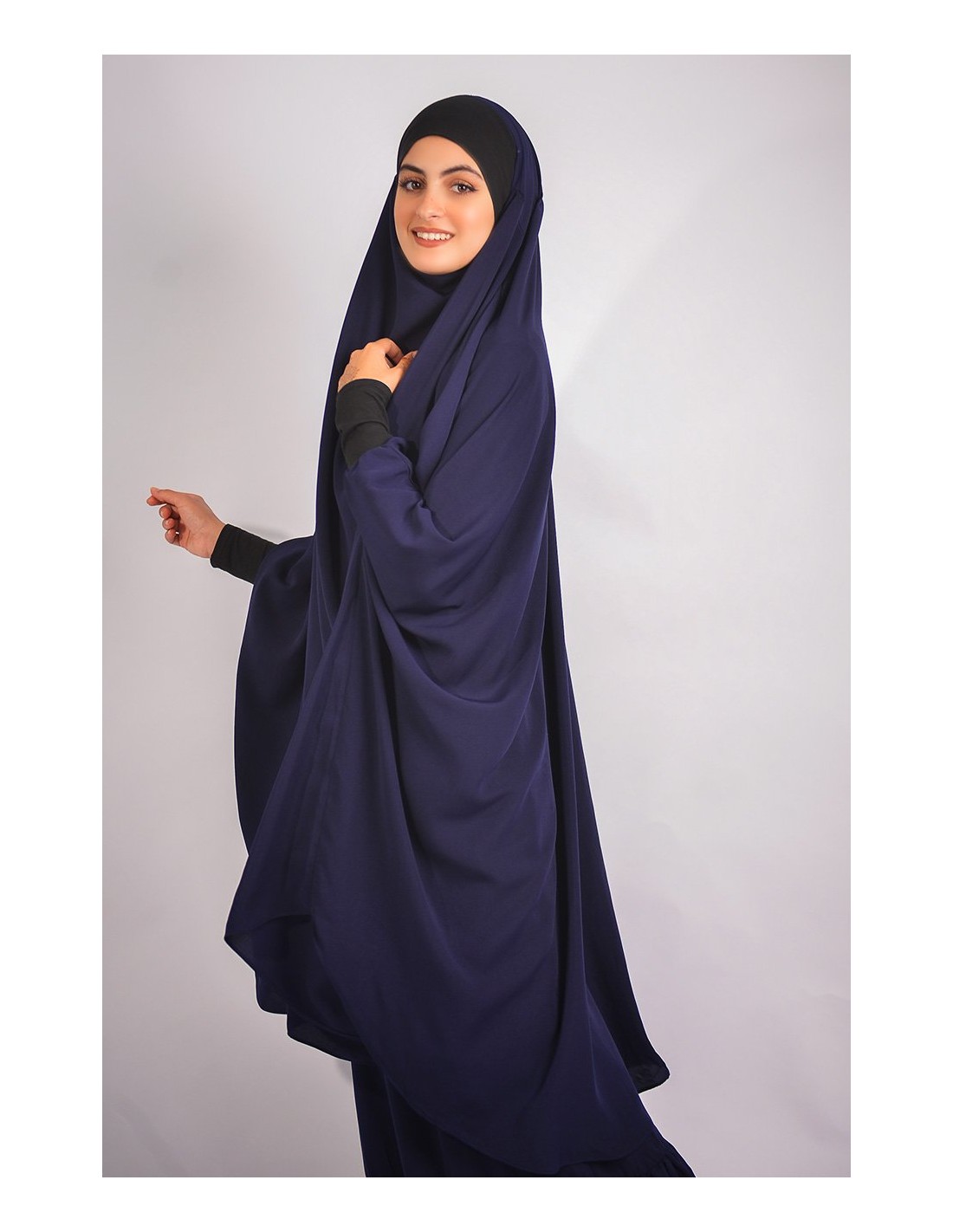 Jilbab al baida con el ceño fruncido